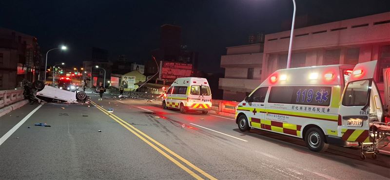 高男行經中華陸橋時連撞2車，造成2人死亡。（圖／翻攝畫面）