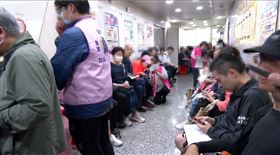 5月4日是臨櫃報稅第一天，各地國稅局一早就爆出排隊申報的人潮。不過民眾可透過國稅局的「報稅預約」服務，輕輕鬆鬆搞定報稅，省去大排長龍的煩惱。（圖／翻攝畫面）