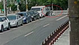 男子拿球棒狂砸路旁一輛BMW。（圖／翻攝畫面）