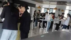 浙江一間公司員工餐廳沒座位，員工只能站著吃飯。（圖／翻攝大風新聞）