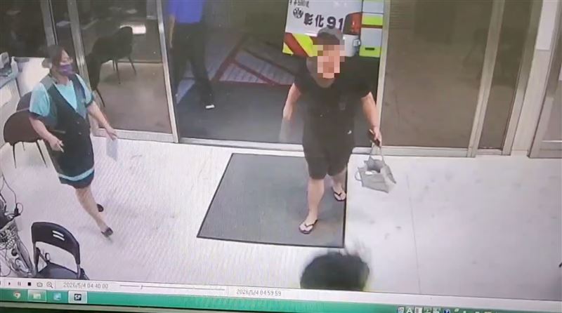 翁女丈夫一跛一跛得緊跟在後。（圖／翻攝畫面）