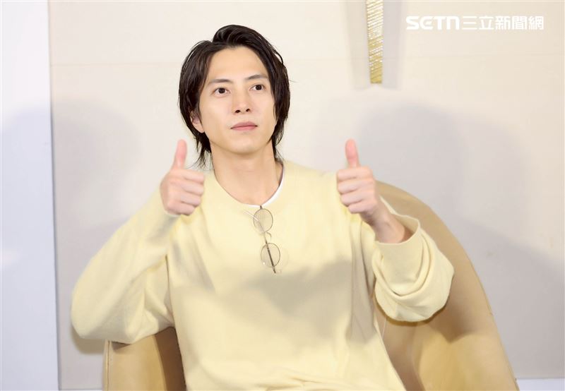 山下智久笑說自己來台在機場注意到部分粉絲「眼神很單純」，才臨時停下腳步簽名。（圖／記者鄭孟晃攝影）