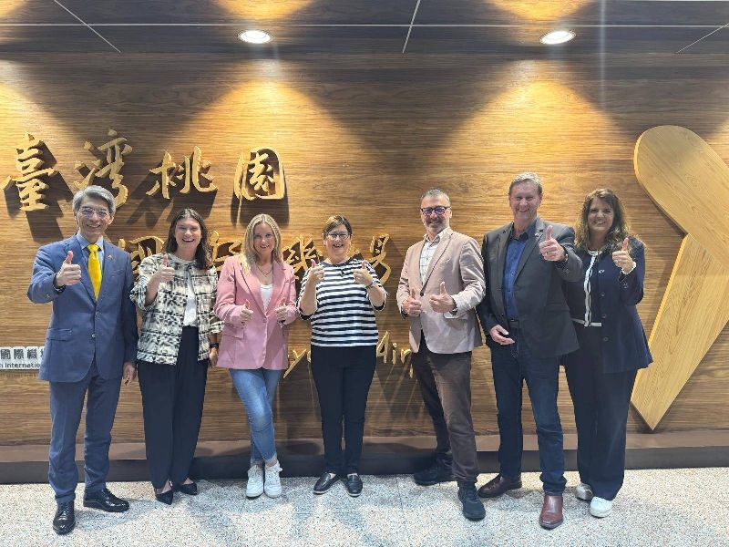 紐西蘭跨黨派議員團訪台紐西蘭跨黨派國會議員皮尤（Maureen Pugh，另譯：普格）（中）、韋伯（Duncan Webb）（右3）伉儷、麥克魯（Laura McClure）（左3）、威爾森（David Wilson）（右2）伉儷訪台，與外交部亞東太平洋司總領事回部辦事林晨富（左1）於台灣桃園國際機場合影。（外交部提供）