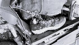 盧男腳掌當場斷裂在現場。（圖／翻攝畫面）