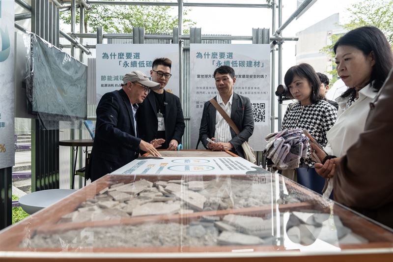 三立永續辦公室副執行長王若庭（右２），參訪遠雄建設與冠軍建材所合作開發的永續低碳建材，親身經歷工地廢棄磁磚如何變成耐重度完美的再生磚