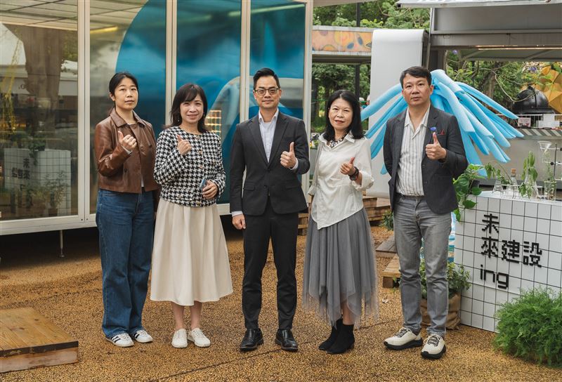 遠雄建設總經理王耀堂(中)，與三立集團永續辦公室副執行長王若庭(左2)等多位貴賓，共同見證「未來建設ing永續嘉年華」盛大開幕