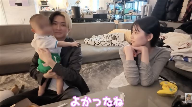 日本YouTuberヒカル目前與女友加藤神楽同居，一同照顧加藤神楽與前夫所生的1歲兒子。（圖／翻攝自ヒカルYouTube）