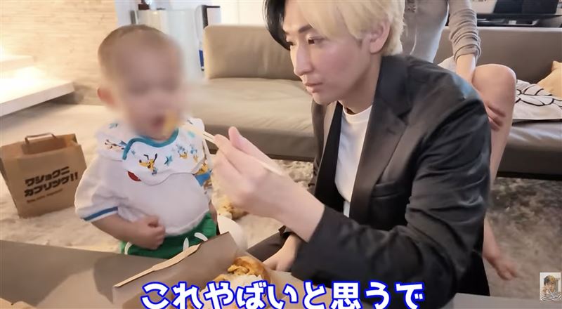 ヒカル餵小孩吃漢堡，網全炸鍋。（圖／翻攝自ヒカルYouTube）