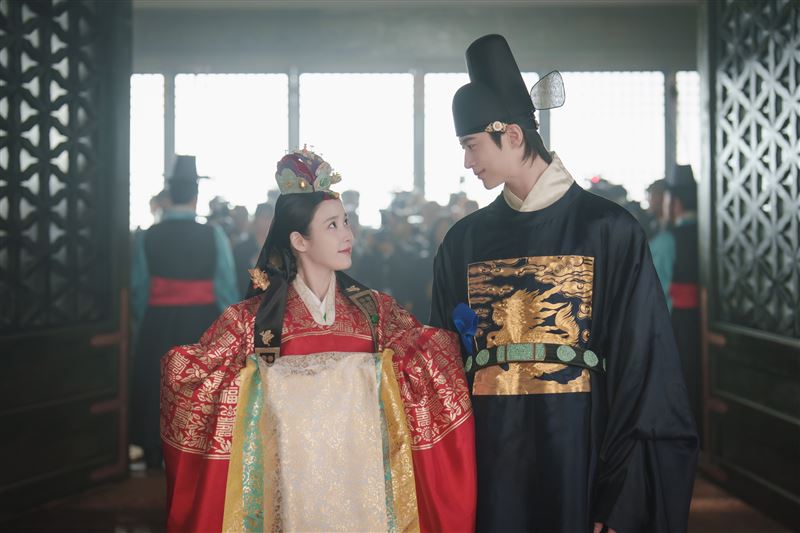 IU、邊佑錫「假戲真做」從大婚到洞房之夜狂灑糖。（圖／Disney+提供）