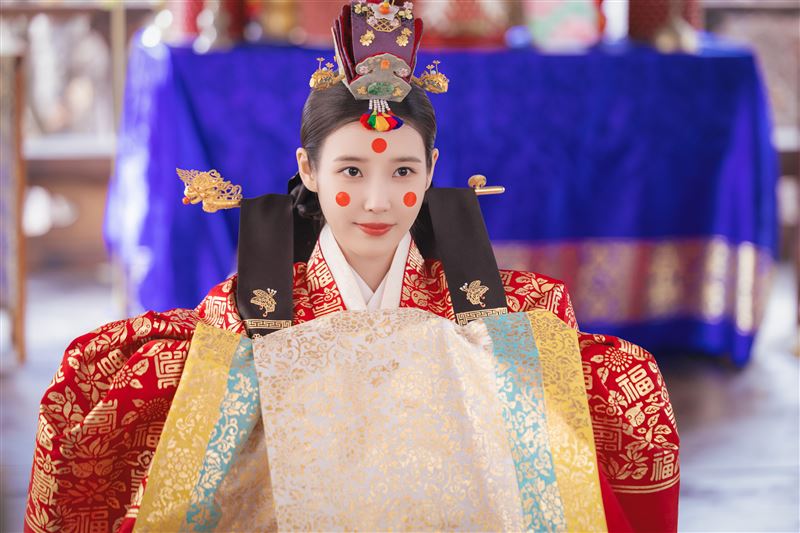 IU、邊佑錫「假戲真做」從大婚到洞房之夜狂灑糖。（圖／Disney+提供）
