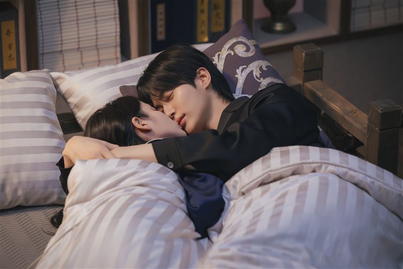 IU、邊佑錫「假戲真做」從大婚到洞房之夜狂灑糖。（圖／Disney+提供）