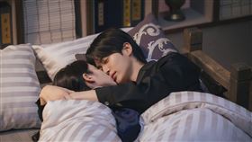 IU、邊佑錫「假戲真做」從大婚到洞房之夜狂灑糖。（圖／Disney+提供） 
