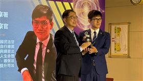 ▲在柯文哲案中於法庭上有亮眼表現的檢察官廖彥鈞，由法務部長鄭銘謙親自頒贈「法眼明察」獎。（圖／記者楊佩琪攝）

