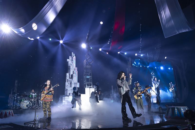 麋先生演唱〈愚公移山〉，後方疊椅層層堆高。（圖／相信音樂提供）