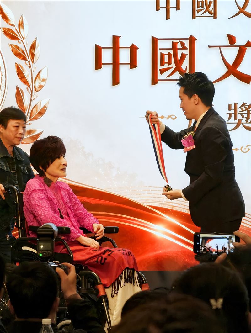 葉青獲得大獎，今輪椅現身。（圖／曹金玲提供）