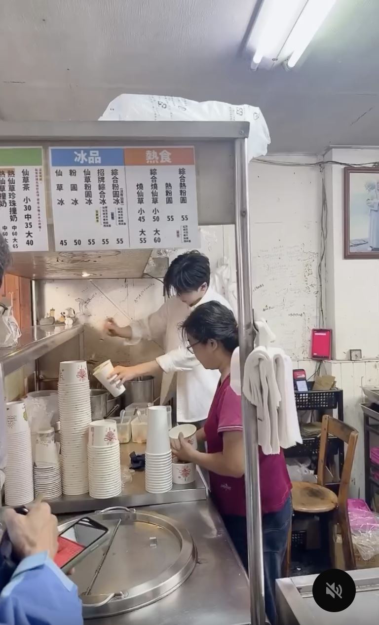 帥哥店員讓高雄文化中心附近的粉圓店一夕爆紅，網友：台版張凌赫。（圖／翻攝自Threads）