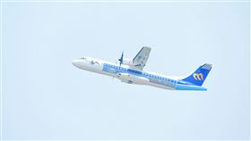 華信航空高雄－馬祖航線今（4）日正式增班，航班由原本每周1班增為每周2班，並同步推出全新「馬祖時光機」彩繪機執飛首航。（圖／華信航空提供） 