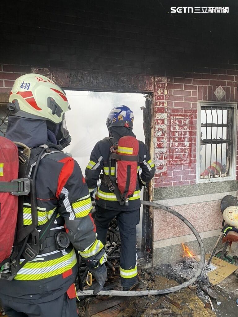 警消控制住火勢後，趕緊入內搶救受困的林張阿嬤和林先生，豈料發現他們時，兩人已被燒得焦黑碳化，相擁倒臥在臥房門口。這一幕讓人可想而知，林先生在最後一刻仍用盡全力想帶老母親逃生，甚至想用肉身護住媽媽。（圖／雲林縣消防局授權提供）