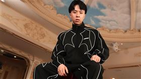 19歲「最強高中生」Ray近期推出服裝品牌，自己當起模特兒（圖／翻攝自IG @rayasianboy_）