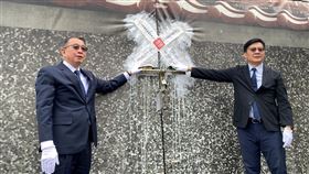 張廖萬堅政次（右）和臺師大張少熙副校長（左）貼闈場封條。（圖／教育部國教署提供） 