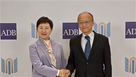 財政部長莊翠雲赴烏茲別克出席2026亞銀年會，除力推數位轉型與財政韌性、協助小島國家外，更與亞銀高層展開外交攻勢。面對會籍名稱爭議，我方嚴正抗議，要求身為創始會員國應有的公平對待，全力捍衛國際經貿地位。（圖／財政部提供） 