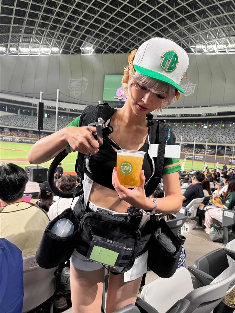 啤酒妹栗子背20公斤的啤酒桶在看台區服務時，竟遭後方觀眾大力推擠兩下，喝斥：「我花1180元不是來看你站著的！」（圖／翻攝自栗子臉書）