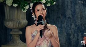 BLACKPINK成員Jisoo率先踏上Met Gala紅毯，以一身粉紫色亮片貼身禮服亮相，整體造型以花朵為概念打造。（圖／翻攝自Vogue YT）