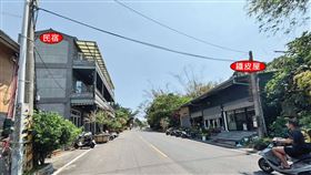李四川遭控農地違建的鐵皮屋，對街就是胞弟李賜福開的民宿，李家祖厝也僅幾步之遙。（讀者提供）
