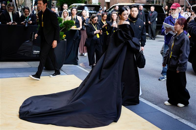 Karina首次出席Met Gala，禮服領口設計取材自韓國傳統服飾「韓服」。（圖／美聯社／達志影像）