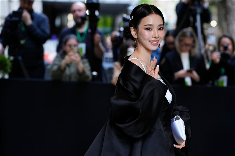 Karina首次出席Met Gala晚宴。（圖／美聯社／達志影像）