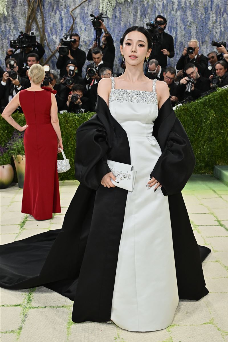 Karina首次出席Met Gala，禮服領口設計取材自韓國傳統服飾「韓服」。（圖／美聯社／達志影像）