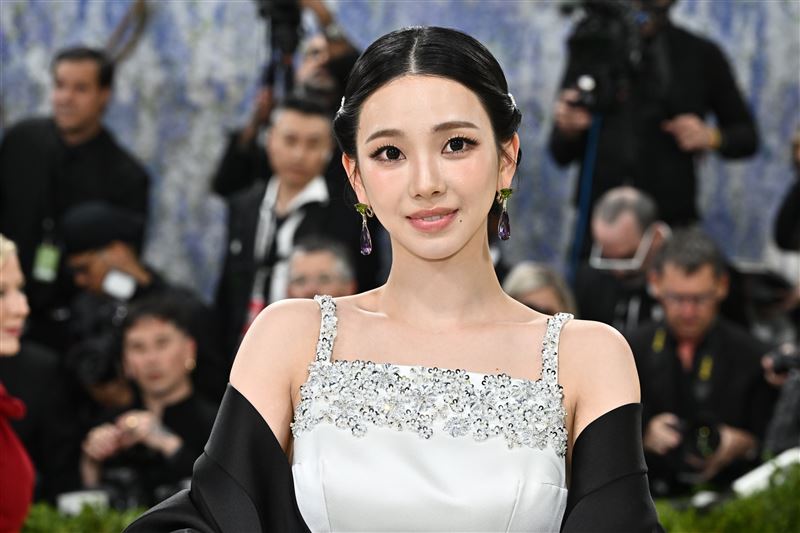 Karina首次出席Met Gala，一身典雅造型驚豔全場。（圖／美聯社／達志影像）