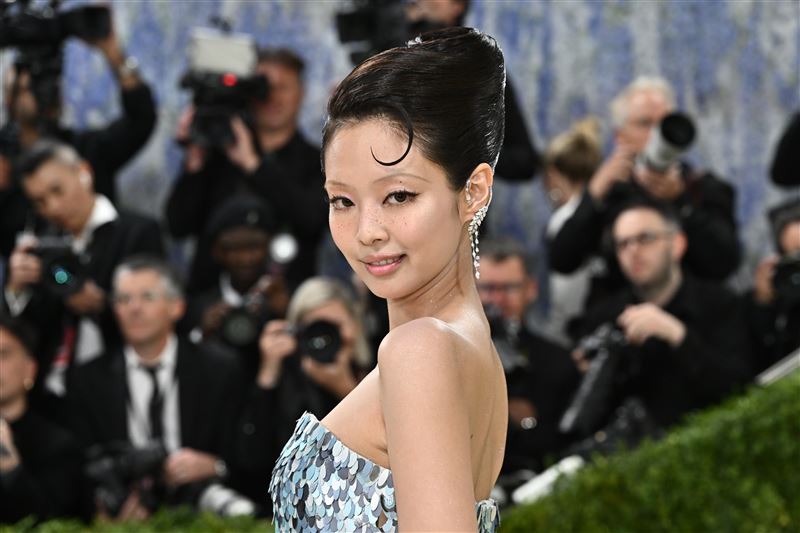 Jennie以一襲Chanel淺藍色亮片魚尾禮服亮相，整體造型宛如剛上岸的人魚。（圖／美聯社／達志影像）