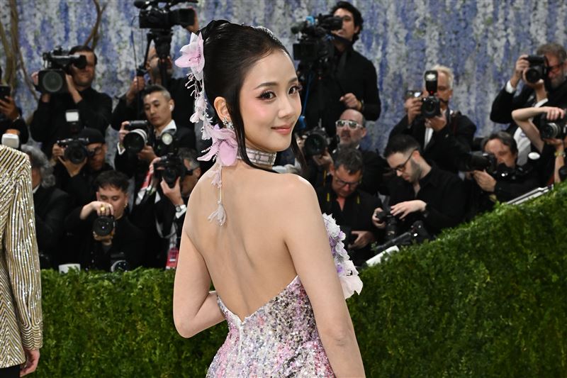 Jisoo以Dior的復古花卉概念造型禮服亮相。（圖／美聯社／達志影像）