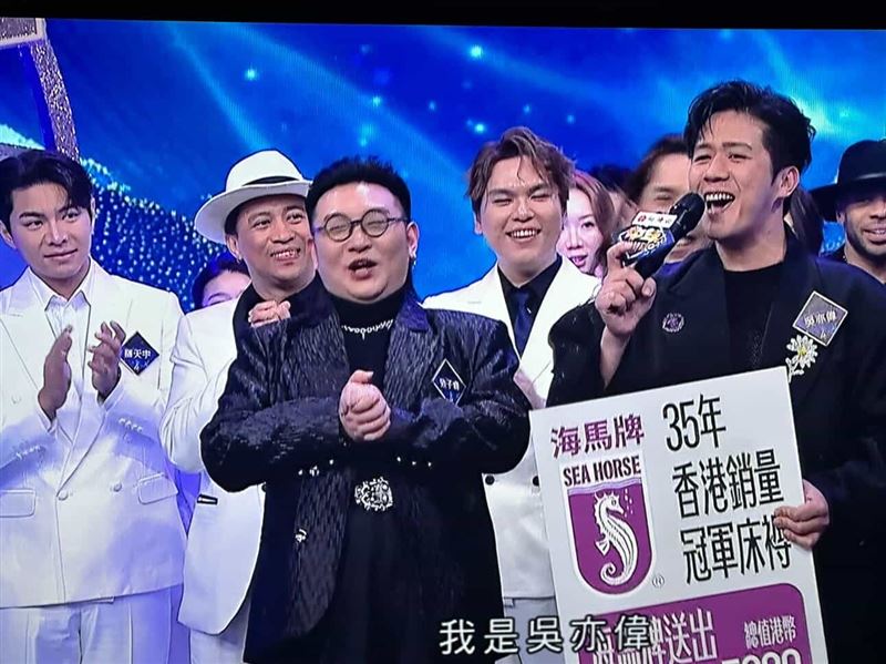 吳亦偉（右）在香港TVB《中年好聲音4》唱阿妹《真實》，講評時忍不住哭了。（圖／翻攝網路）