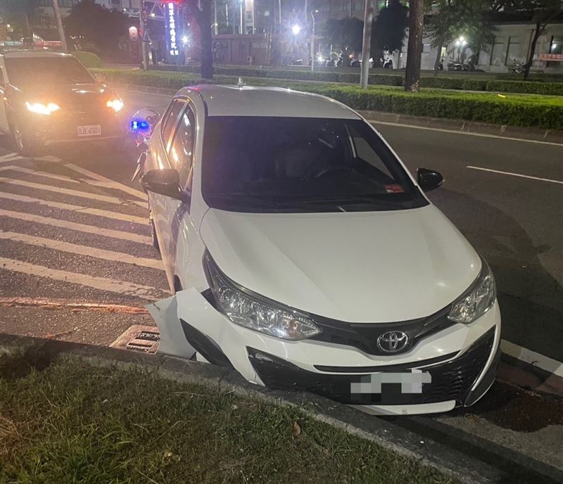 李男駕駛的車輛最後撞上路緣石後停下。（圖／翻攝畫面）