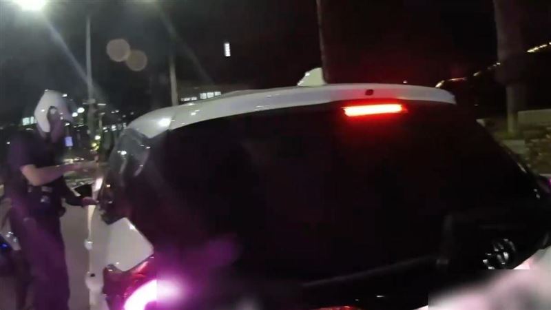 李男在警方攔查不久後，隨即衝撞警用機車逃逸。（圖／翻攝畫面）