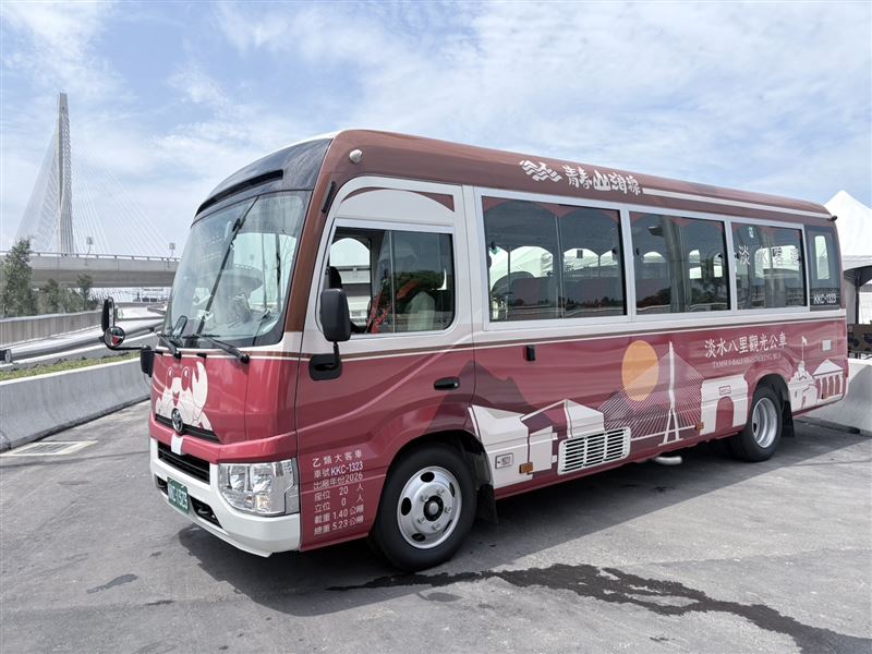 新北市交通局宣布，「988板橋快線」、「989機場快線」、「990機場快線」及「115淡水八里觀光公車」將於5月13日至6月10日展開試營運，自今（5）日起開放民眾透過「跳蛙公車平台」預約，且搭乘每趟只要5元。（圖／新北交通局提供）
