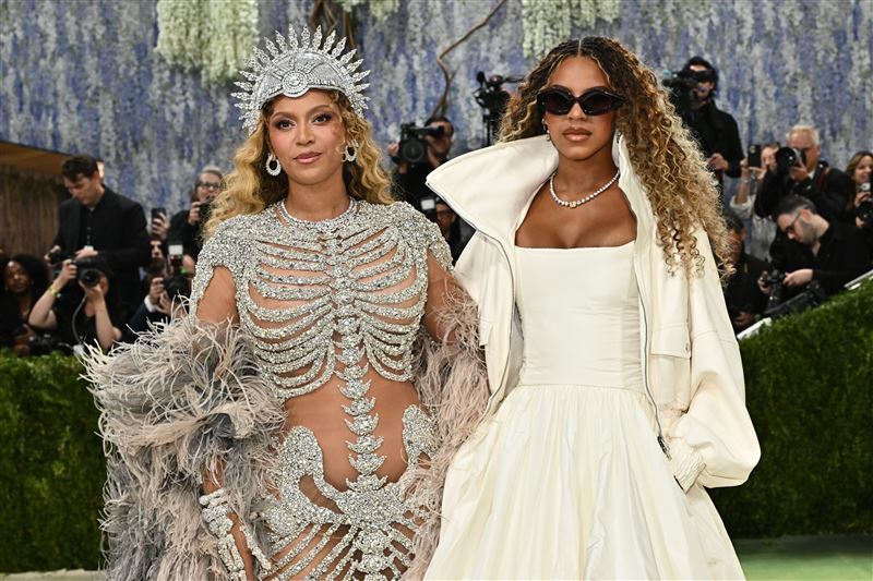 天后Beyonc&eacute;（左）和14歲女兒Blue Ivy。（圖／美聯社／達志影像）