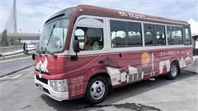 新北市交通局宣布，「988板橋快線」、「989機場快線」、「990機場快線」及「115淡水八里觀光公車」將於5月13日至6月10日展開試營運，自今（5）日起開放民眾透過「跳蛙公車平台」預約，且搭乘每趟只要5元。（圖／新北交通局提供） 