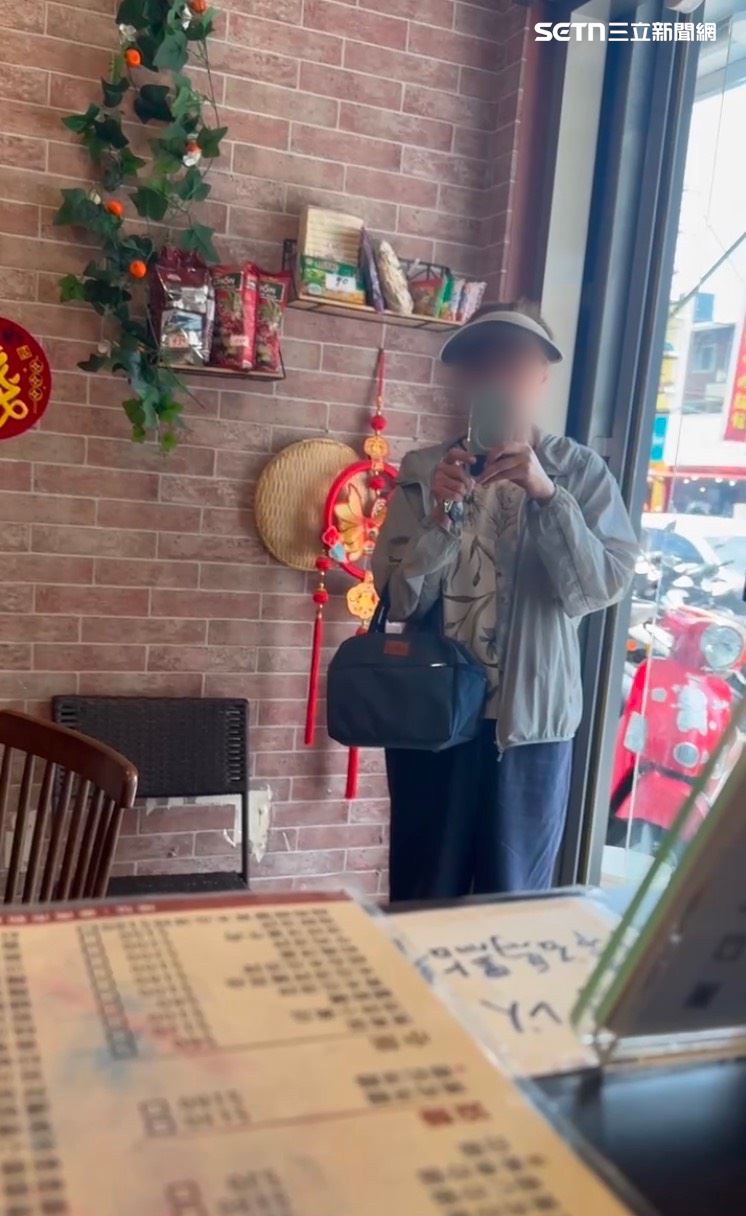 女顧客上門點「牛肉河粉」，想吃乾炒的來了湯的，與店家爭論後，她竟然直接噴出：「越南人太可怕了」。（圖／翻攝畫面）