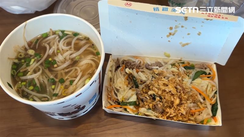 店內「牛肉河粉」都是提供湯的，若要乾炒要點「牛肉炒河粉」。（圖／翻攝畫面）