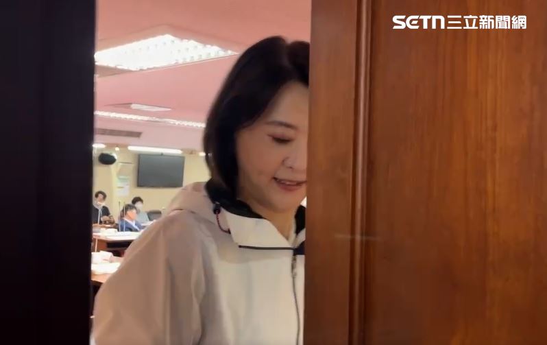 王鴻薇被問，會擔心服務處被送老鼠嗎？她不發一語，把會議室的門關了起來（圖／翻攝畫面）