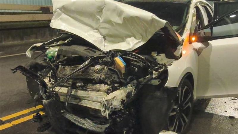 台北市民高架道路、永吉路匝道口，發生2車嚴重對撞車禍。（圖／翻攝畫面）