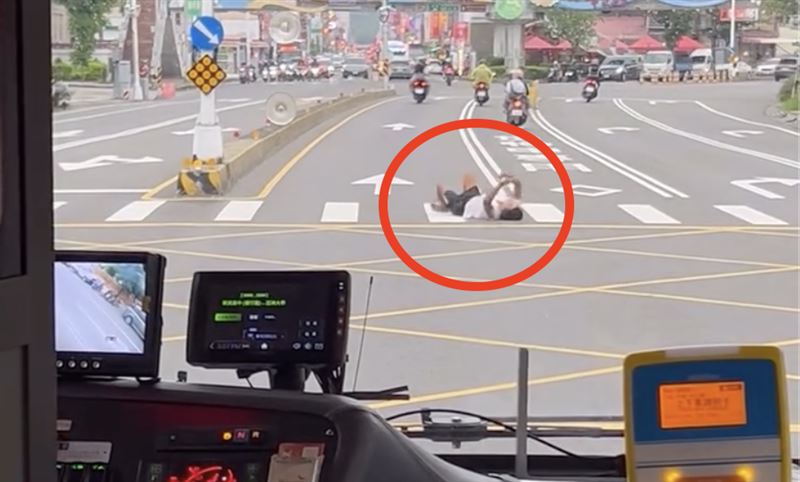 警方表示，男子的行為已違反「道路交通管理處罰條例」，可處新台幣500元罰鍰。（圖／翻攝自Threads @zh1xnn）