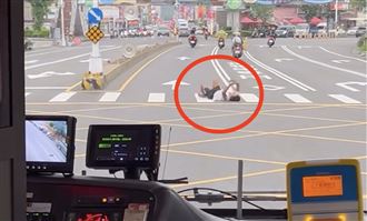 傻眼一幕曝光！台中「翻滾哥」大字型躺路口翻滾　74萬網友瘋傳（圖／翻攝自Threads @zh1xnn）