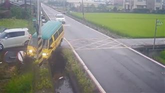 宜蘭市發生娃娃車碰撞自小客車車禍，釀4人受傷送醫。（圖／翻攝畫面）