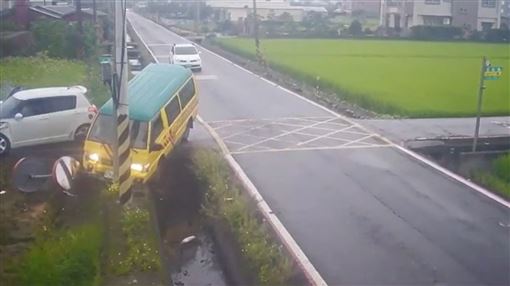 宜蘭娃娃車車禍！岔路口墜溝渠釀4人受傷