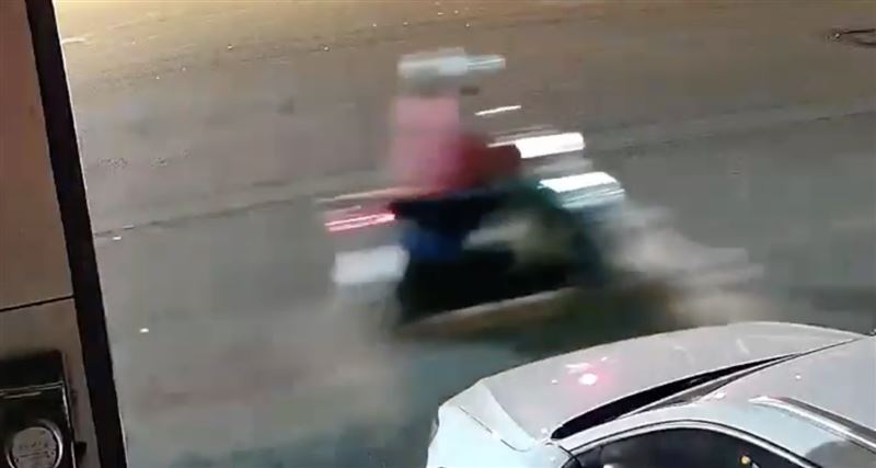 吳姓老翁清晨騎機車出門準備到菜市場賣菜。（圖／翻攝畫面）
