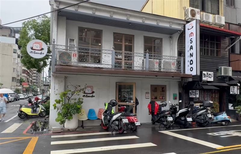 事發早午餐今（5日）一早訂單湧現，客人用新台幣支持店家作為。（圖／翻攝畫面）